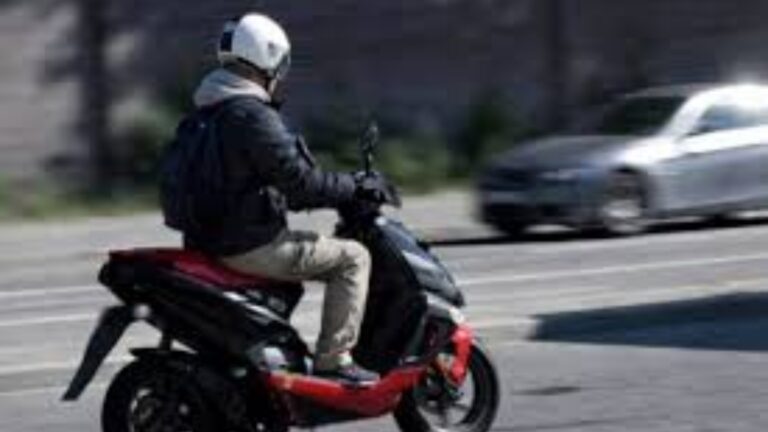 Un bărbat beat și fără permis a fost reținut după ce a fost depistat plimbându-se cu un scuter prin Râșca