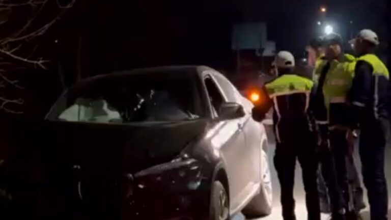 Un șofer beat turtă a fost reținut de polițiști după ce a ajuns cu mașina într-un șanț, la Moldovița