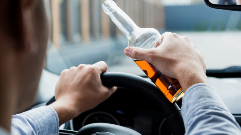 Un individ din Frasin a fost depistat la volanul unei mașini cu o alcoolemie uriașă și fără permis de conducere