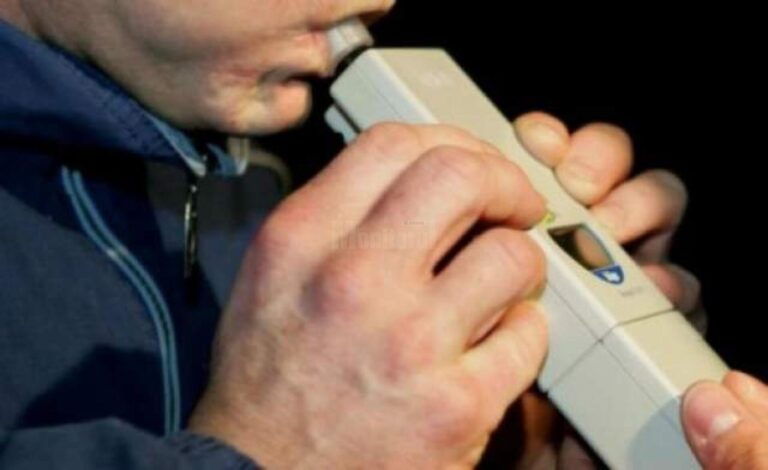 Un șofer cu alcoolemie record a fost depistat la Plopeni după ce circula haotic pe drumul spre Botoșani