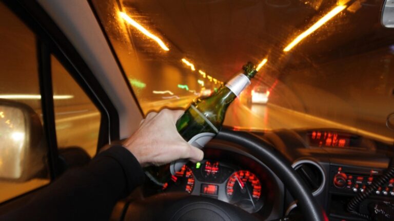 Un șofer din Moara a fost prins băut la volan, cu permisul expirat și fără asigurare auto