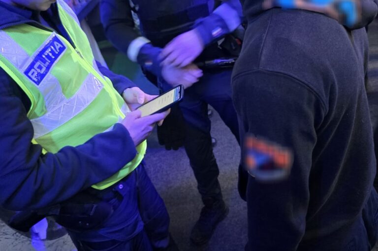 Un bărbat din Frasin a fost reținut de polițiști după ce a fost prins fără permis la volanul unei mașini neînmatriculate