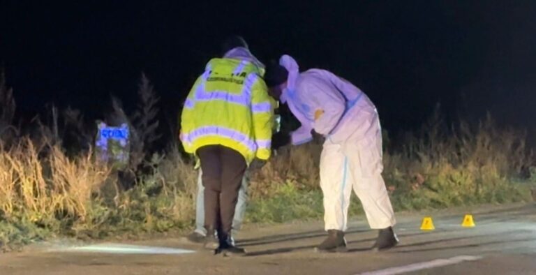 Un tânăr de 20 de ani din Ostra a fost arestat după ce a rănit doi adolescenți la Stulpicani. Individul a fugit de la fața locului și a pus o fată să ia vina asupra ei, refuzând totodată testarea pentru alcool și droguri