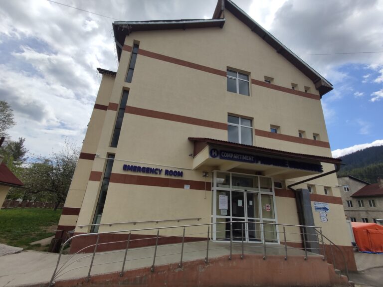 Doi medici ortopezi de la spitalul din Câmpulung Moldovenesc reținuți pentru șpagă. Unul a fost arestat după ce a luat mită de la peste 60 de pacienți