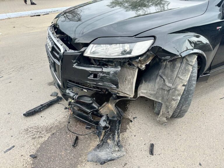 Accident cu doi răniți produs în fața Spitalului Vechi din Suceava de un șofer care nu a acordat prioritate