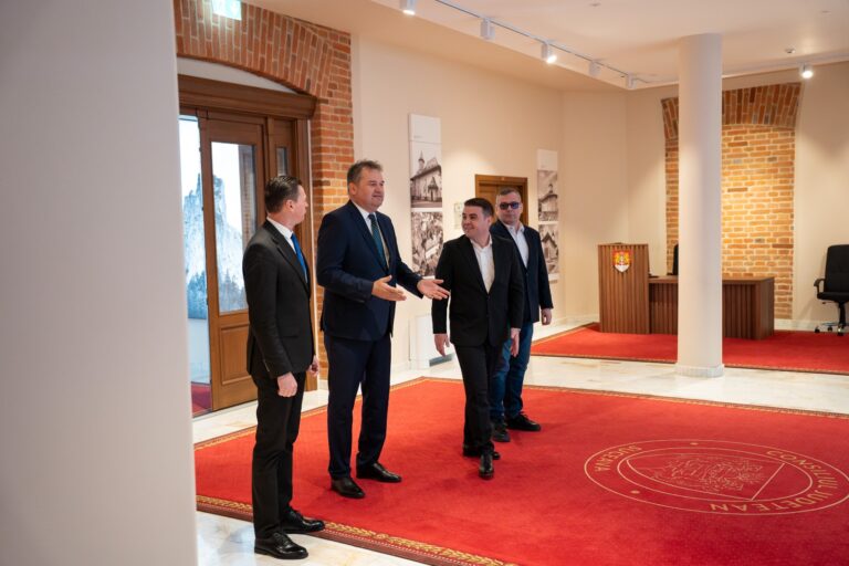 Gheorghe Șoldan, președintele Consiliului Județean Suceava, a primit vizita ministrului Dezvoltării, Lucrărilor Publice și Administrației, Cseke Attila
