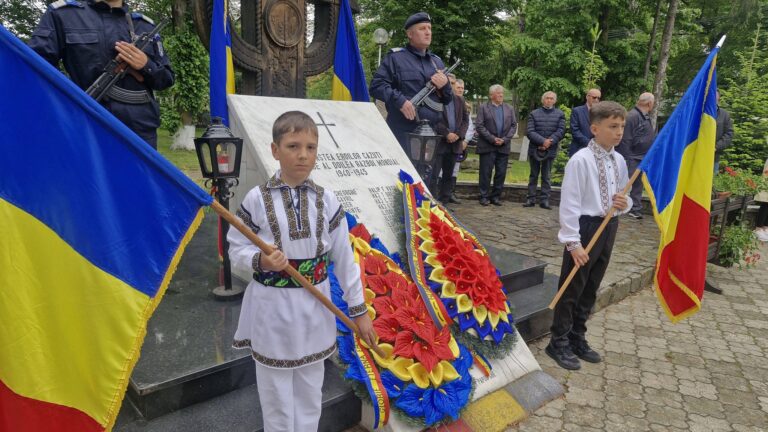 Manifestare solemnă la Volovăț unde administrația locală și elevii au cinstit memoria eroilor neamului prin rugăciune și cântece patriotice