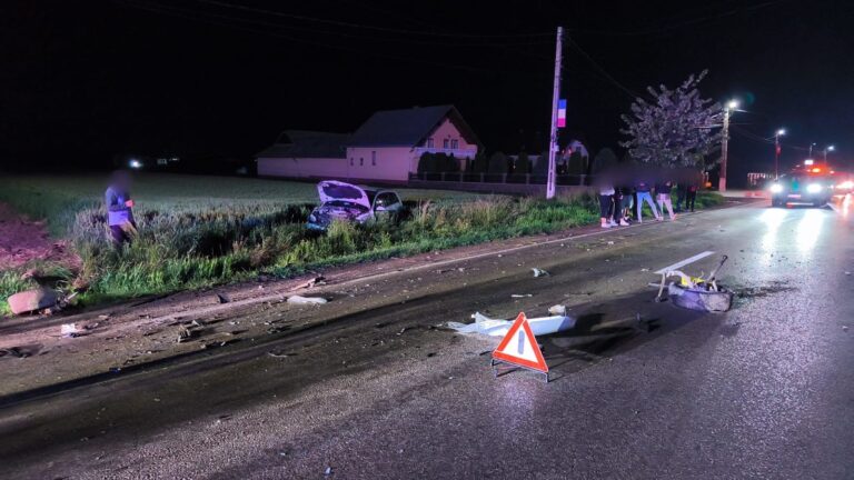 Un șofer beat criță a intrat pe contrasens și a izbit o mașină care circula regulamentar pe un drum din Bădeuți, băgând trei oameni în spital