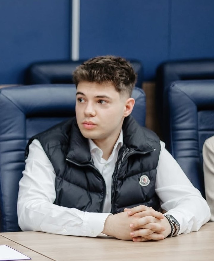 Traducerea studentului Giorgio Alexandro Juravle a câştigat premiul I şi a fost aleasă pentru etapa naţională a concursului de traduceri literare franceză-română ”Mot à monde”