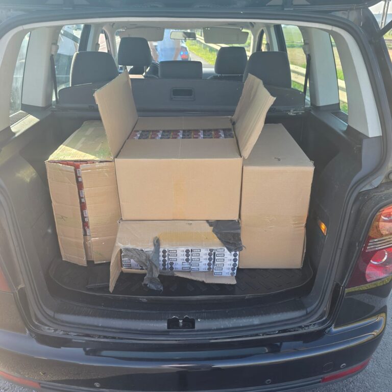 Un șofer din Vicovu de Sus a fost prins cu 40.000 de țigarete de contrabandă pe centura Sucevei