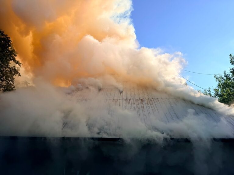 Incendiu puternic izbucnit într-o gospodărie din Horodnic de Sus de la un cablu electric defect