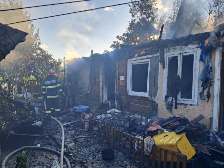 Incendiu de proporții izbucnit într-o gospodărie din Voitinel de la o improvizație la instalația electrică