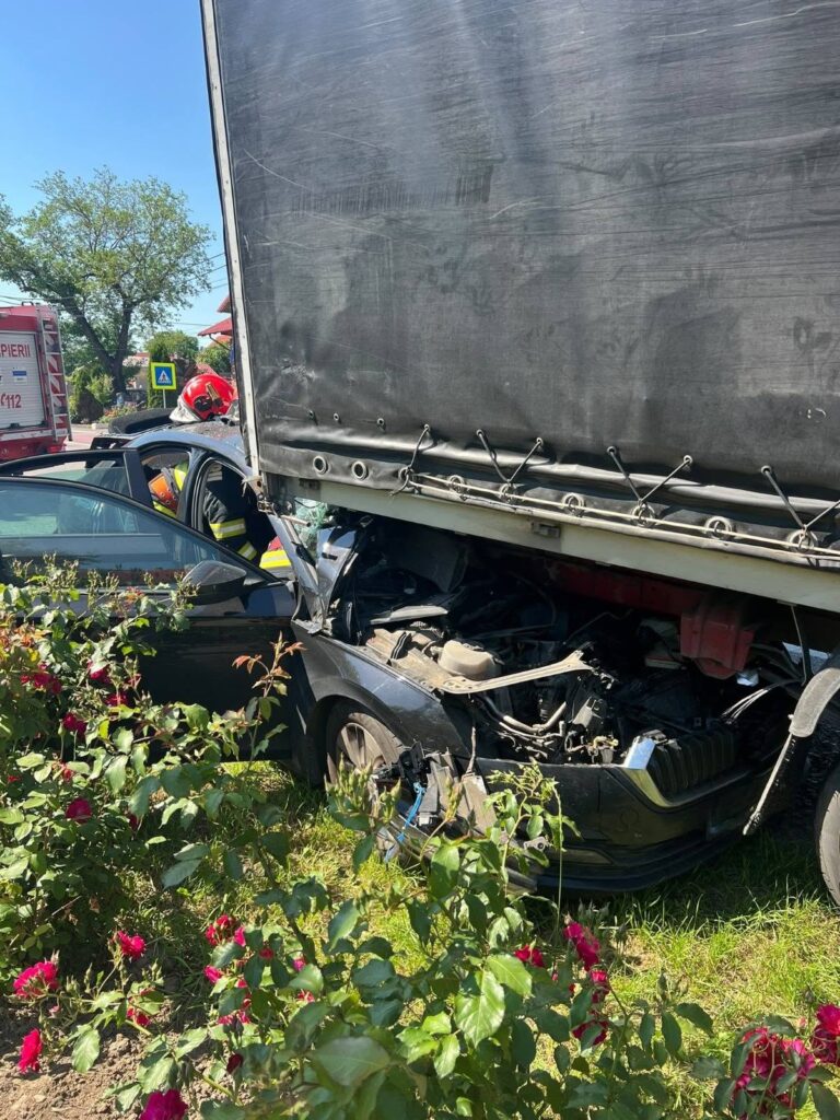 Accident grav produs la Drăgușeni de un ucrainean neatent care conducea un camion