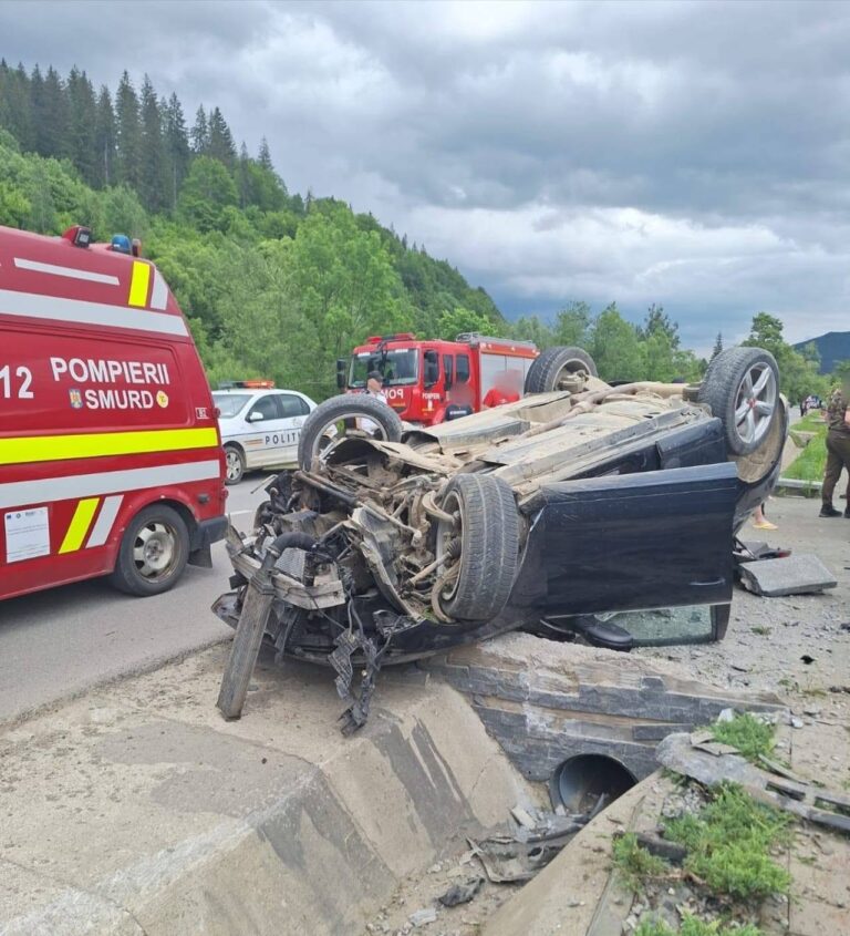 Un șofer beat s-a răsturnat cu mașina după ce a acroșat un podeț, la Brodina