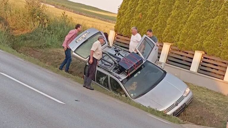 Un constănțean a ajuns cu mașina în șanț, la Cumpărătura, după ce a adormit la volan. Două femei au fost duse la spital