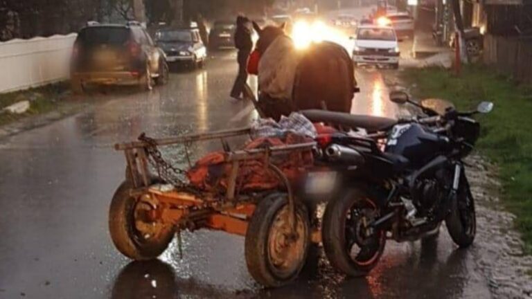 Accident de motocicletă în Boroaia. Doi adolescenți au ajuns la spital după ce s-au izbit într-o căruță
