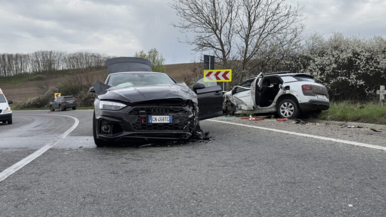 Un șofer s-a angajat în depășire într-o curbă și a provocat un accident cu doi răniți, la Dărmănești