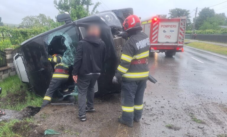 Un moldovean s-a răsturnat cu un microbuz într-un șanț, la Drăgușeni, după o depășire eșuată în care a acroșat un TIR