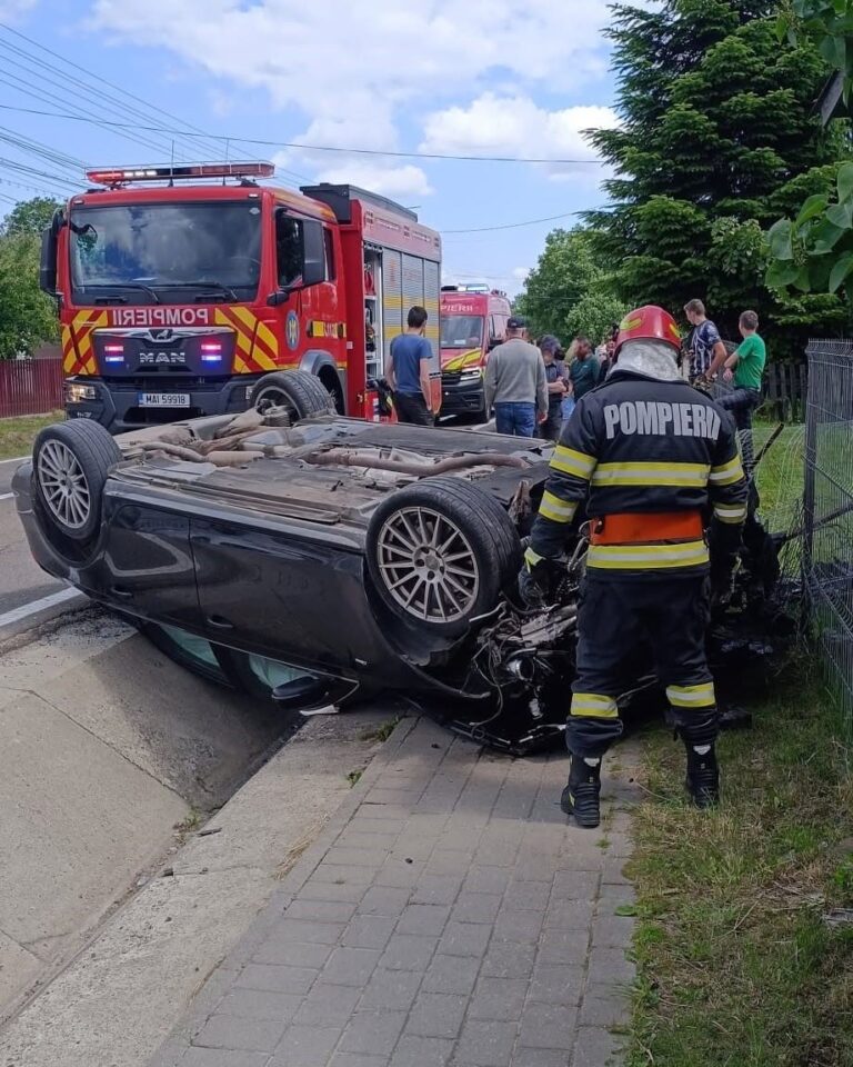 Un bătrân din Rădăuți a ajuns la spital după ce s-a răsturnat cu mașina pe cupolă într-un șanț, la Sucevița