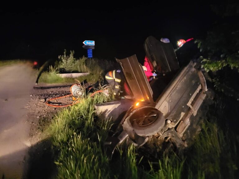 Trei tineri au fost răniți după ce un șofer s-a răsturnat cu mașina, la Grămești