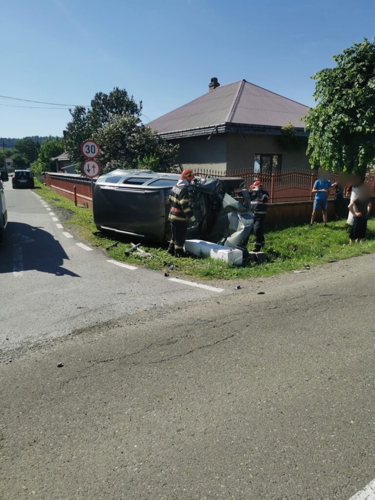 Un bătrân de 74 de ani s-a ales cu un dosar penal după ce a depășit pe linie continuă și a provocat un accident la Mălini în care au fost răniți nepoții săi de 3 și 9 ani