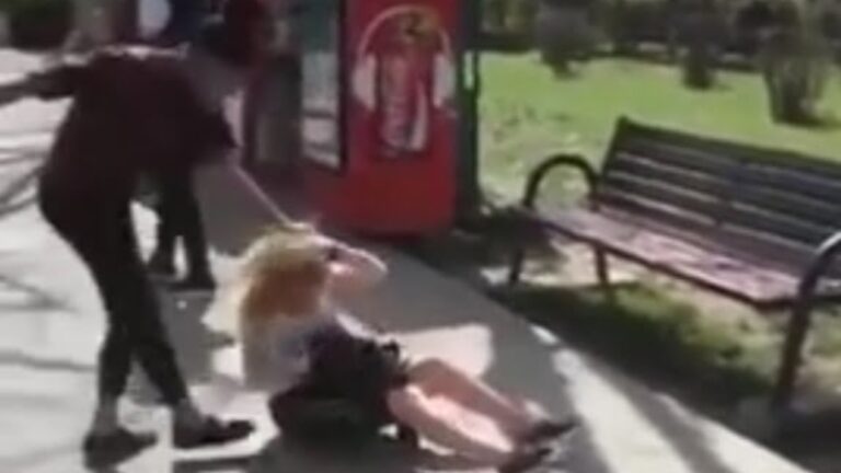O femeie și fiica sa au fost puse sub acuzare după ce au bătut o adolescentă de 15 ani în centrul municipiului Rădăuți. Polițiștii au reținut-o pe mamă
