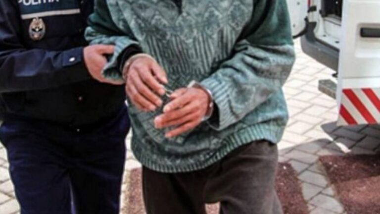 Un bătrân de 82 de ani a fost reținut de polițiști după ce s-a urcat beat și fără permis la volanul unei mașini și s-a izbit în poarta unei vecine din Lămășeni
