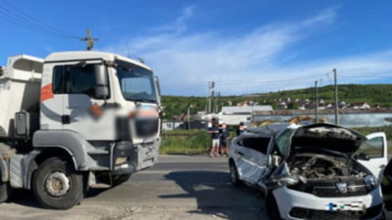 Carambol între trei vehicule produs de un camionagiu, la Capu Codrului