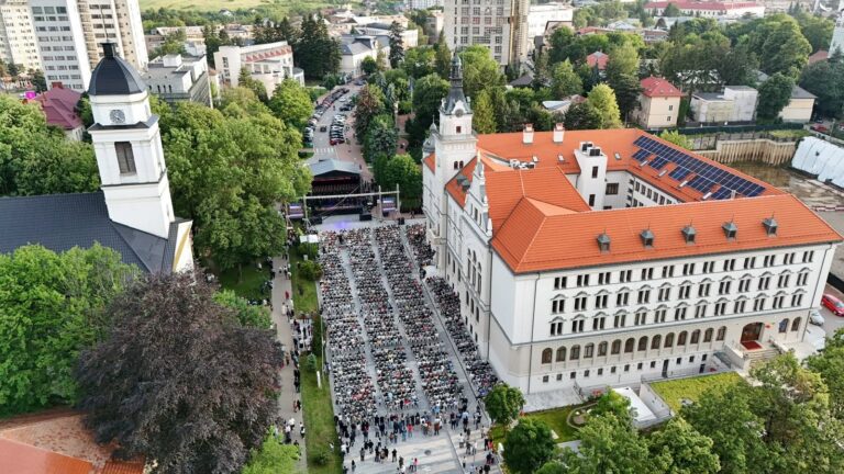 Regal muzical de excepție la Suceava. Mii de oameni au aplaudat artiștii de renume mondial la Gala de închidere a Festivalului Internațional „Ciprian Porumbescu”