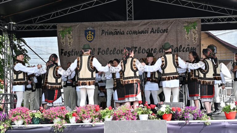 Tradiție și folclor la Arbore. Peste 100 de artiști au urcat pe scenă la a XXXII-a ediție a Festivalului „Floare de Salcâm”: „Am avut parte de un spectacol extraordinar”