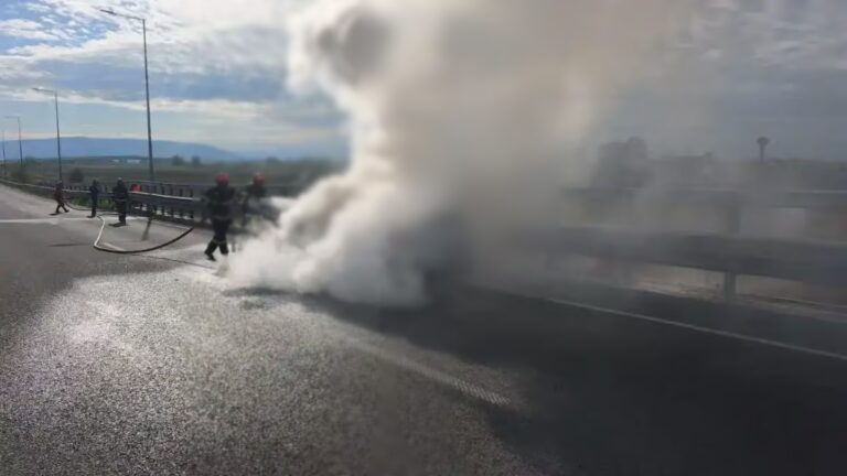 Un scuter electric a fost făcut scrum de un incendiu pe centura ocolitoare a Sucevei