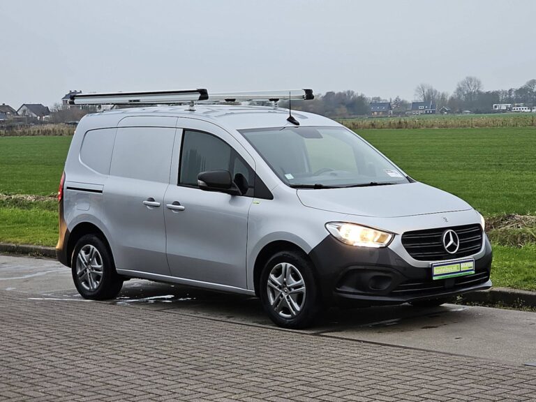 Mercedes de 55.000 de euro furat din Italia de un fost angajat, descoperit de polițiști într-o gospodărie din Ilișești la doar o zi de la comiterea faptei