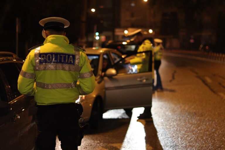 Răfuială sângeroasă pe o stradă din Bosanci. Un bărbat de 36 de ani a mers să-și rezolve socotelile cu un vecin, s-a ales cu capul spart, iar când a încercat să fugă la volan a fost prins de polițiști beat criță și fără permis la volanul unei mașini