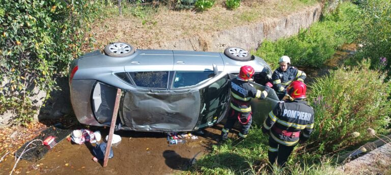 O femeie fără permis s-a răsturnat cu mașina într-un pârâu la Vama, după ce a încurcat frâna cu accelerația. Fiul său minor a fost rănit