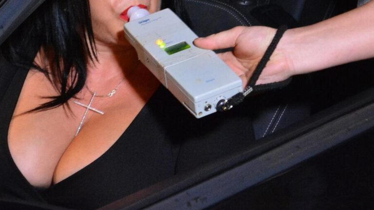 O șoferiță din Rădăuți, prinsă băută la volan cu copilul de 4 ani în mașină. Femeia a refuzat recoltarea probelor biologice
