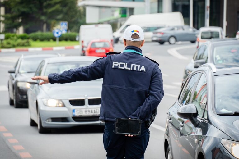 Un tânăr din Dumbrăveni a ieșit la plimbare cu mașina mamei fără a avea permis de conducere