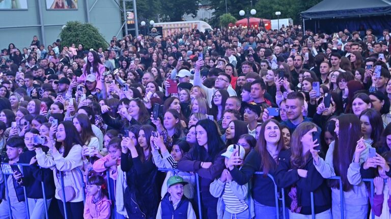 Hram de poveste în duminica de Rusalii la Vicovu de Jos. Mii de oameni au petrecut la un concert extraordinar unde folclorul marilor artiști s-a împletit cu energia îndrăgiților artiști Mira și F. Charm