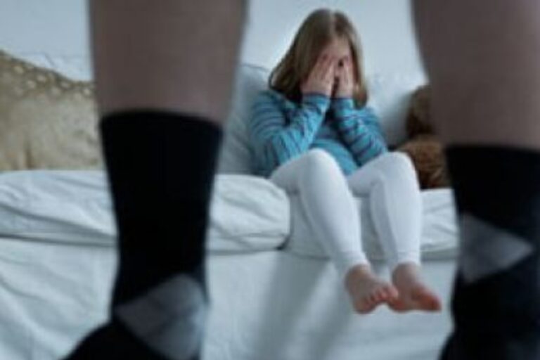 Pedeapsă de 14 ani de închisoare pentru un tată din Frătăuții Vechi care și-a violat și abuzat propria fiică timp de mai mulți ani, încă de pe când copila avea 12 ani