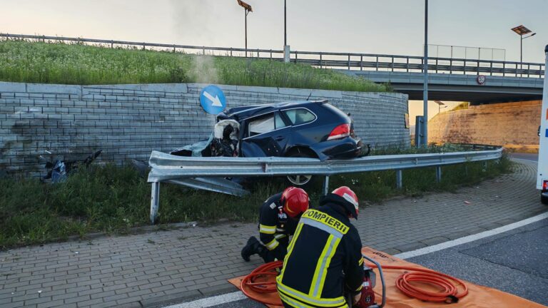 Tragedie de zori de zi la „Zidul Morții”. Un tânăr de 28 de ani din Botoșani a murit pe loc după ce s-a izbit violent cu mașina în structura de beton de pe centura Sucevei