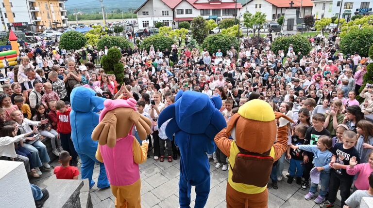 Sute de copii au sărbătorit Ziua Copilului în Parcul Central din Vicovu de Sus la „Carnavalul Bucuriei”: „Ne dorim ca toți copiii să fie fericiți și bucuroși”