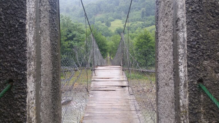 Tragedie în toiul nopții pe râul Suceava. Un adolescent de 17 ani a murit după ce a căzut de la șapte metri în gol printr-o gaură din puntea dintre Vicovu de Jos și Bilca