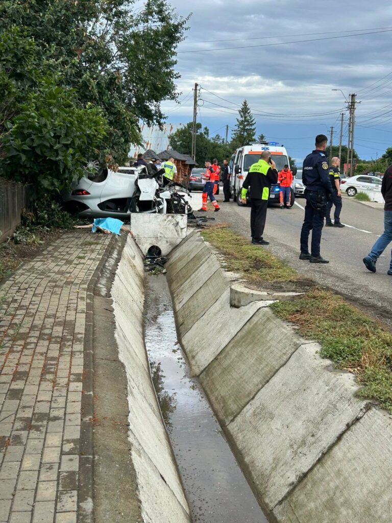 Tragedie la Mihoveni. Un bărbat de 59 de ani a murit după ce s-a răsturnat cu mașina, în urma coliziunii cu un cap de pod