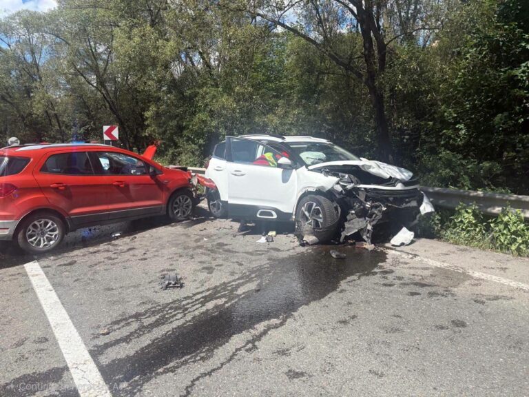 Patru persoane au ajuns la spital după ce un șofer din Botoșani a scăpat mașina sub control într-o curbă din Pojorâta