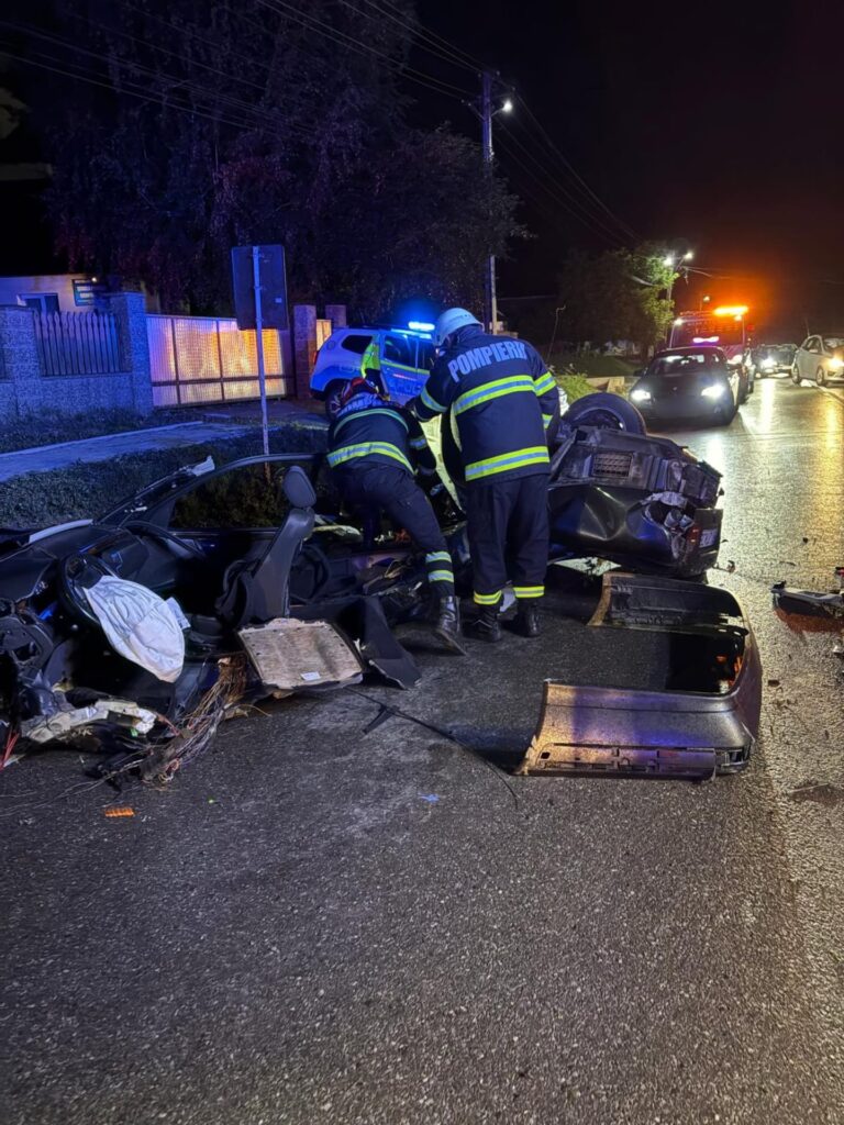 Un tânăr de 24 de ani a fost aruncat dintr-o mașină care s-a rupt în două după ce s-a izbit într-un stâlp și un cap de podeț, la Cumpărătura