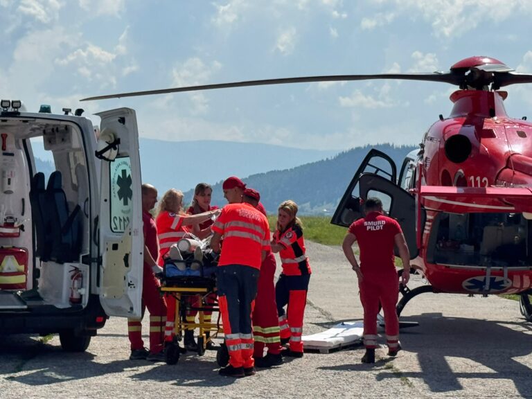 Accident grav de muncă la o stație de sortare din Dornișoara unde un bărbat de 64 de ani a suferit o amputație parțială de braț. Victima a fost stabilizată de echipajele medicale, fiind preluată de un elicopter SMURD de pe aerodromul Floreni și transportată de urgență la Iași