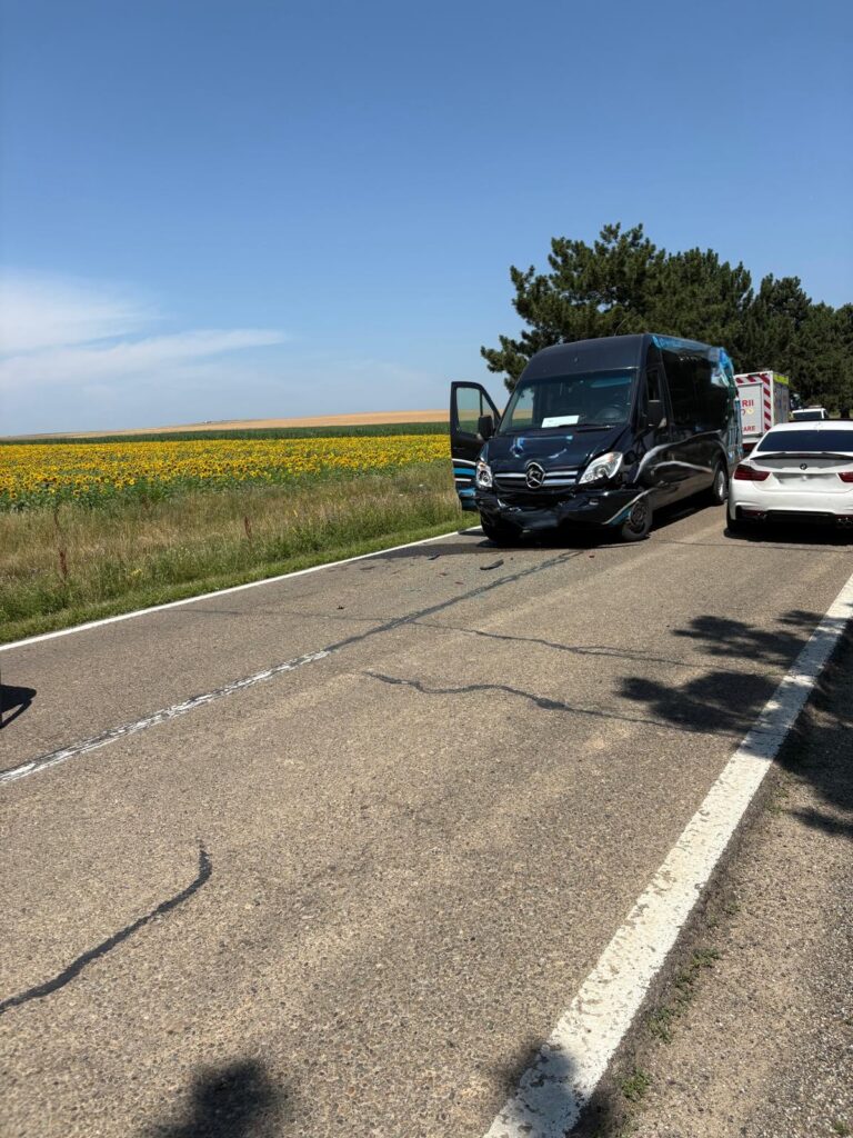 Accident în lanț provocat de un șofer ucrainean pe drumul spre Aeroportul Salcea. Trei persoane au ajuns la spital
