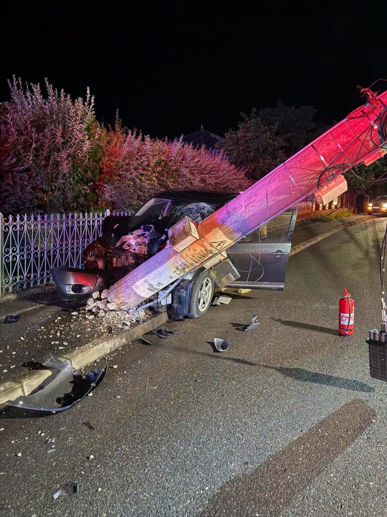 Accident mortal la Fălticeni. Un șofer de 43 de ani a murit după ce a intrat cu mașina într-un stâlp de beton pe strada Ion Creangă