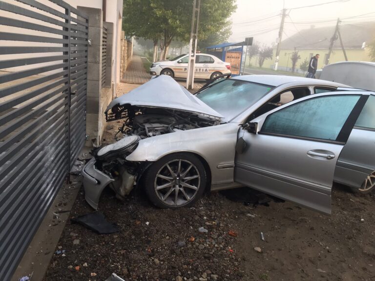 Un tânăr beat și fără permis din Izvoarele Sucevei a ajuns în arestul Poliției după ce a dărâmat un gard cu un Mercedes cumpărat de 3 zile