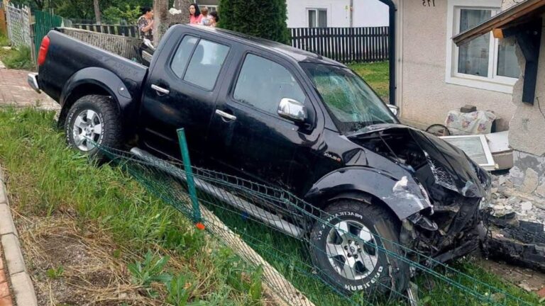 Un șofer beat criță a intrat cu un Nissan Navara direct în peretele unei case din Panaci
