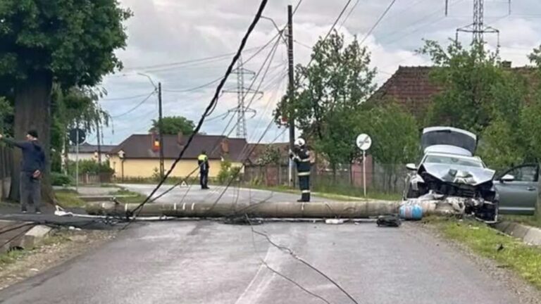 O pensionară din Suceava a ajuns la spital după ce a intrat cu o Dacia Spring într-un stâlp de beton, la Costâna